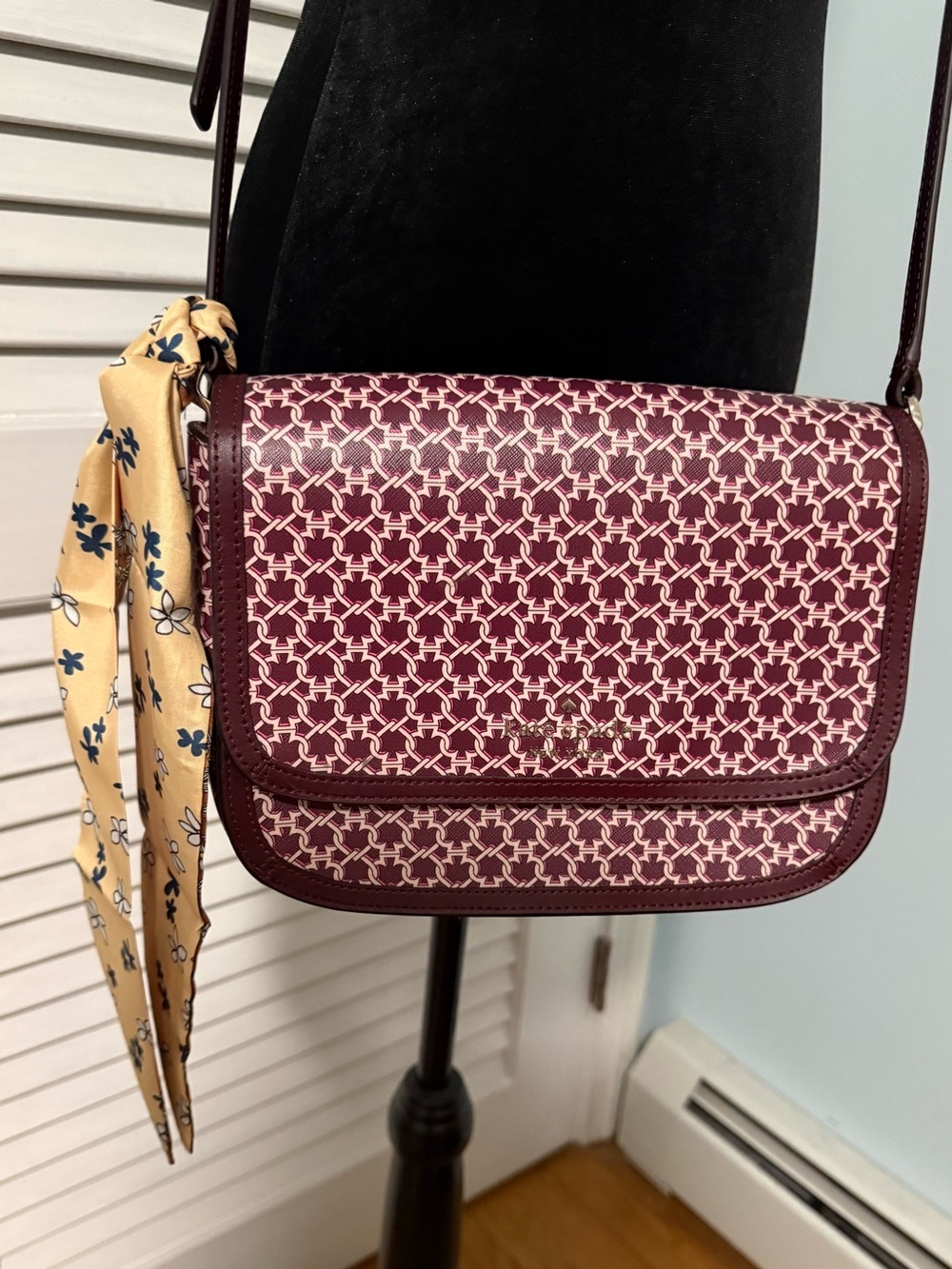 Kate Spade Maroon Chain Link Patterned Crossbody. NWOT Free bag scarf!